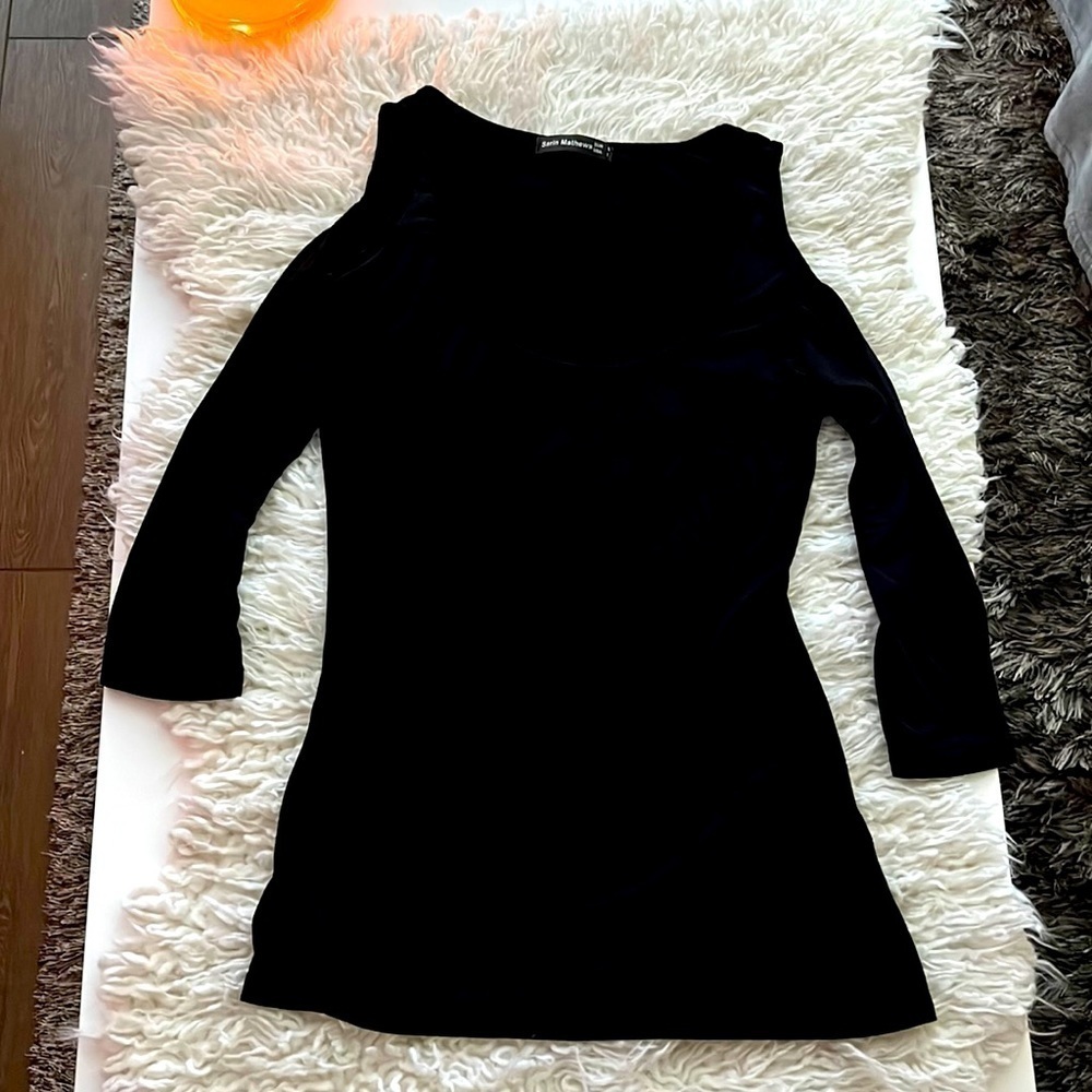 Pretty Black Cut out Top with 3/4 Sleeves Sz S 💕🛍️🙋‍♀️